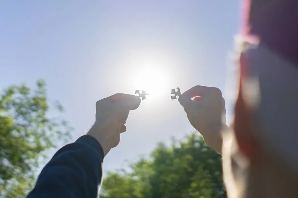 Visão em primeira pessoa da pessoa resolver peças do quebra-cabeça contra o sol ou céus — Fotografia de Stock