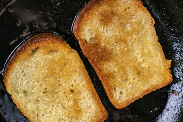Felii proaspete de pâine prăjită fierbinte în masa întunecată, mic dejun sănătos gustos — Fotografie, imagine de stoc