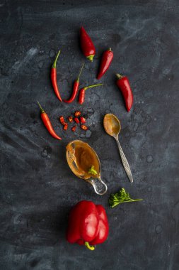 bir kase ve pişirmek için malzemeler kırmızı baharatlı biber sosu üst görünümü