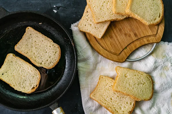 Pohled na fritovací chléb v pánvi, proces vaření rychlé občerstvení, snídaně nebo jídelny — Stock fotografie