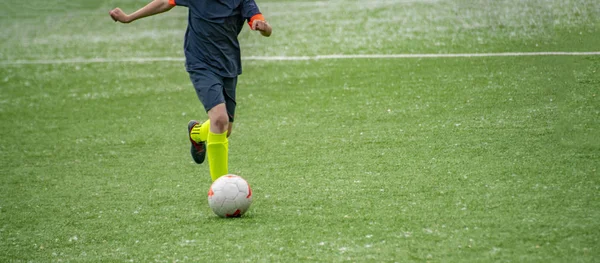 Jeune garçon jouant football soccer, mode de vie sain avec un avenir réussi — Photo