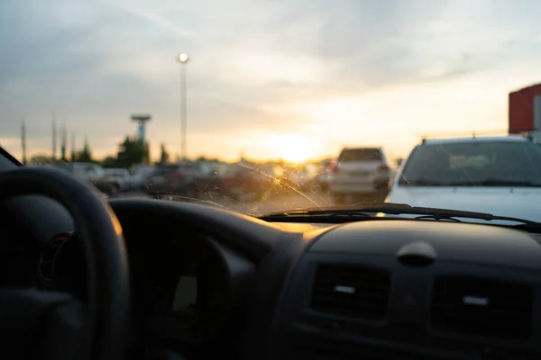 Sorprendente tramonto sul parcheggio auto in città, focus selettivo — Foto Stock