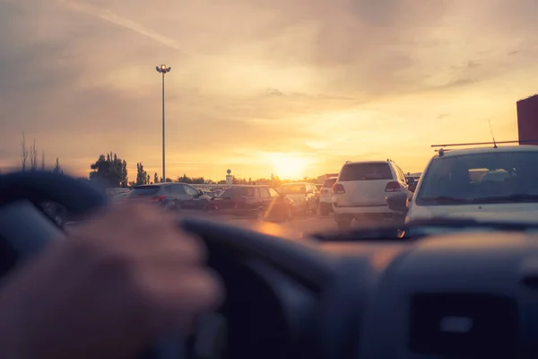 Úžasný západ slunce na parkovišti u auta, selektivní zaměření — Stock fotografie