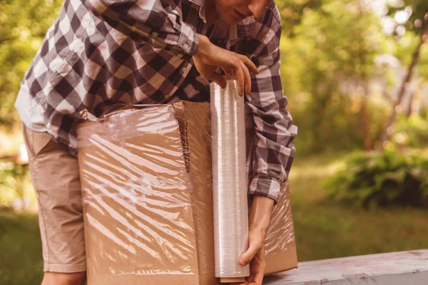 stretch wrap roll, man packing the box for shipping