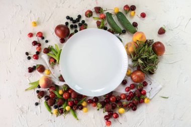 etrafında yatan çiğ vegan gıda ile boş tabak