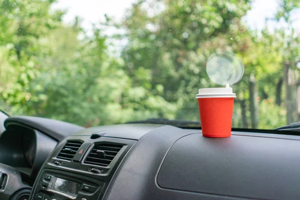 Beber café em copo de papel durante a viagem no carro — Fotografia de Stock