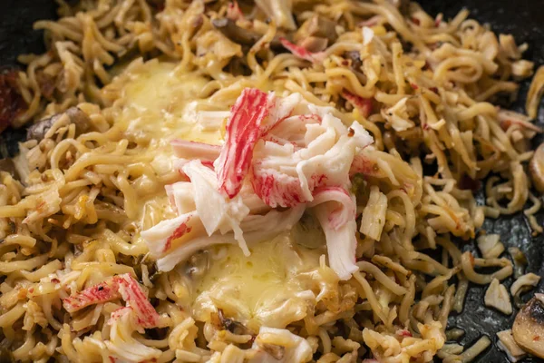Schmelzkäse in einer Pfanne mit Pasta und Meeresfrüchten von oben — Stockfoto