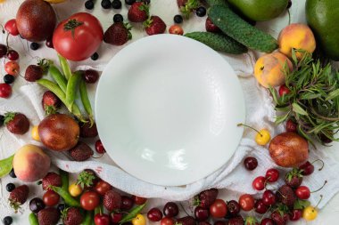 etrafında yatan çiğ vegan gıda ile boş tabak