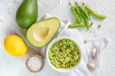 avokado ve bezelye ile tost ekmeği için guacamole kremalı sos, Meksika gıda