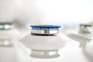 Işık arkaplanındaki birleşme gaz halkasının makro çekimini kapat, doğal kaynaklar kavramı