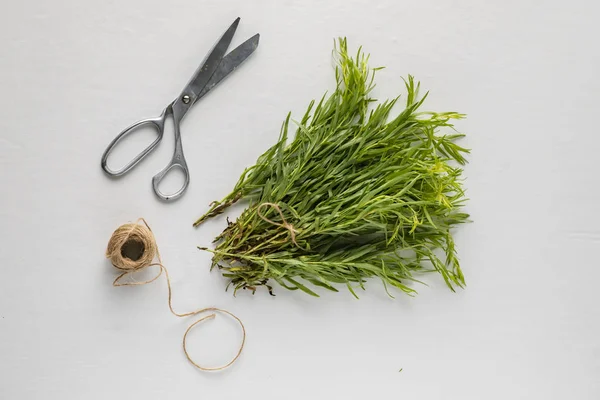 Buchet de tarhon aromatic pe masă, plante aromatice pentru gătit, ingredient special — Fotografie, imagine de stoc