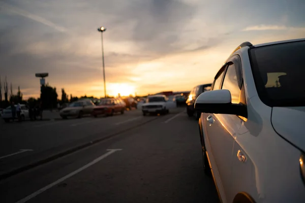 Incrível pôr do sol no estacionamento da cidade, foco seletivo — Fotografia de Stock