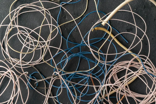 Egy csomó elektronikus vezeték vagy sapka színes elszigeteltségben az asztalon, kapcsolat koncepció — Stock Fotó