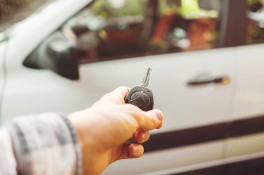 sürücü el araba açmak için kablosuz uzaktan kumanda anahtarları tutan