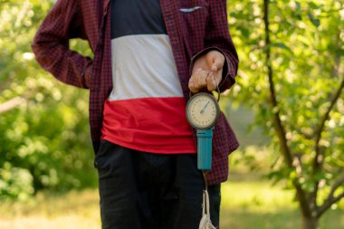 çiftçi el satıyor toplanan hasat tartmak