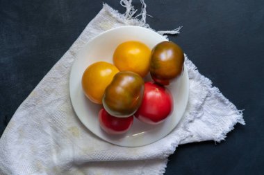 farklı renk domates, kırmızı, pembe, kahverengi ve sarı, organik ürün