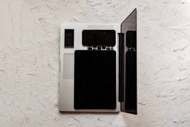 masa, dizüstü bilgisayar, tablet, akıllı telefon ve bir oyuncu üzerinde modern gadget'lar kümesi