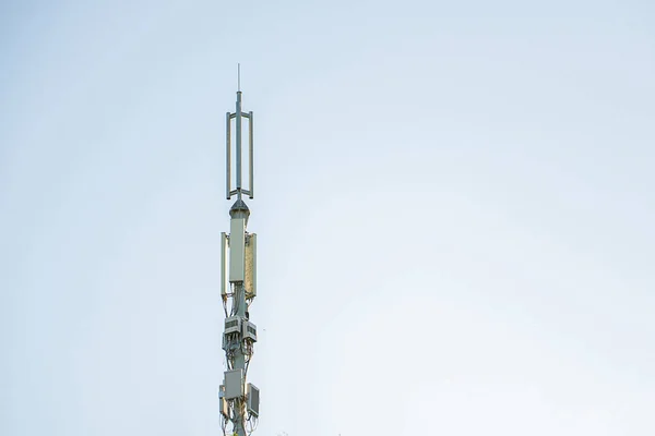 5g antena moderna de la estación de telecomunicaciones de la TV y del teléfono inteligente contra el cielo en las ciudades —  Fotos de Stock