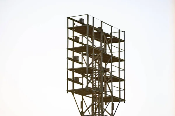 Стадіон величезний прожектор стоїть на відкритому повітрі з великою лампою — стокове фото