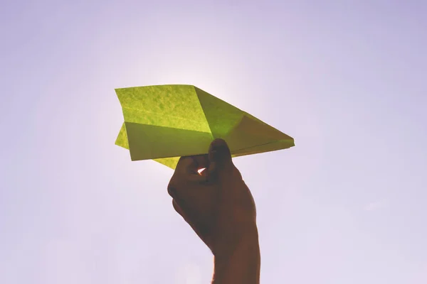 Trzymanie papierowego samolotu w letnie wakacje, koncepcje sukcesu — Zdjęcie stockowe