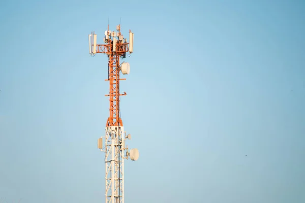 5g antena moderna de la estación de telecomunicaciones de la TV y del teléfono inteligente contra el cielo en las ciudades —  Fotos de Stock