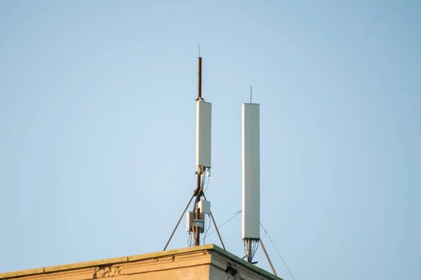 5g antena moderna de la estación de telecomunicaciones de la TV y del teléfono inteligente contra el cielo en las ciudades —  Fotos de Stock