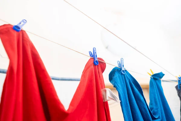 Сушка одежды висит в прачечной, висит после стирки — стоковое фото
