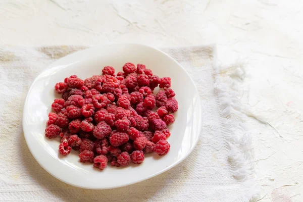 Framboises crues fraîches dans l'assiette, vue du dessus — Photo