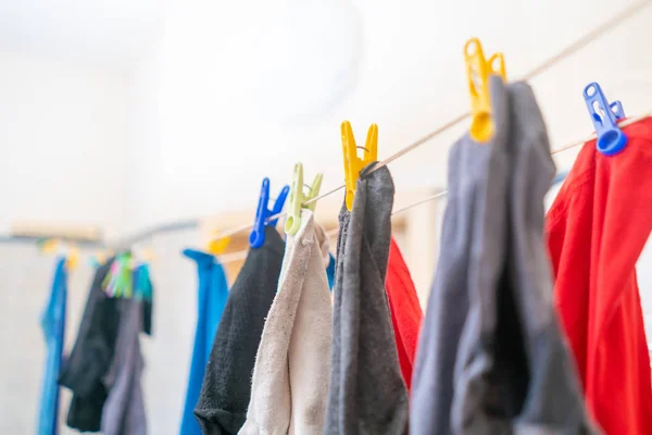 Secado de la ropa colgando en la ropa, colgando después de lavados — Foto de Stock