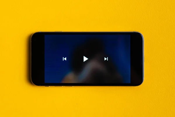 Cerrar la interfaz del botón de reproducción en un gadget moderno al ver videos —  Fotos de Stock