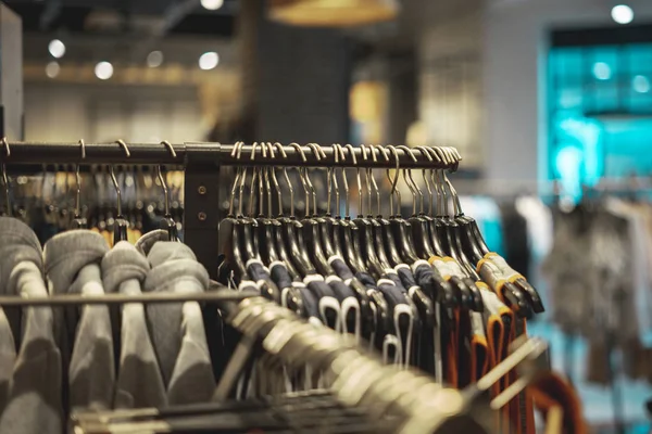 Магазин одежды с большим количеством полок и вешалок на выбор — стоковое фото