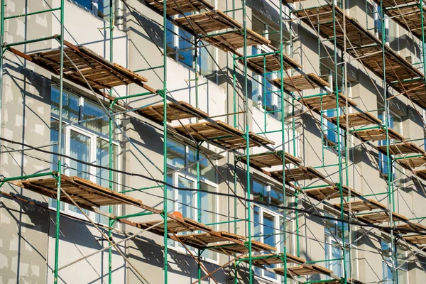 Scaffolding near the building during the restoration outdoor wall decors — Stock Photo, Image