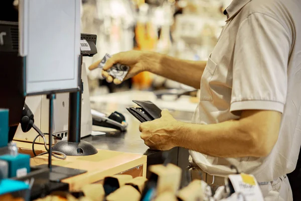 Взрослый потребитель платит кредитной картой в магазине, держа кошелек с — стоковое фото