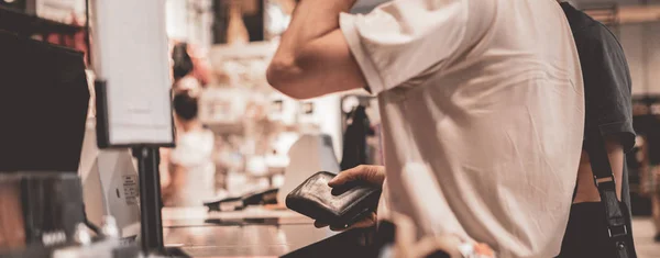 Consumidor adulto que paga con tarjeta de crédito en la tienda, sosteniendo una billetera s —  Fotos de Stock