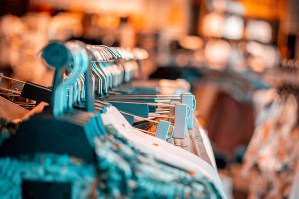 Магазин одежды с большим количеством полок и вешалок на выбор — стоковое фото