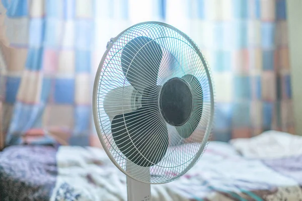Закрыть электрический охладитель воздуха дома в комнате — стоковое фото