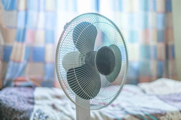 Fechar o refrigerador de ar elétrico em casa na sala — Fotografia de Stock