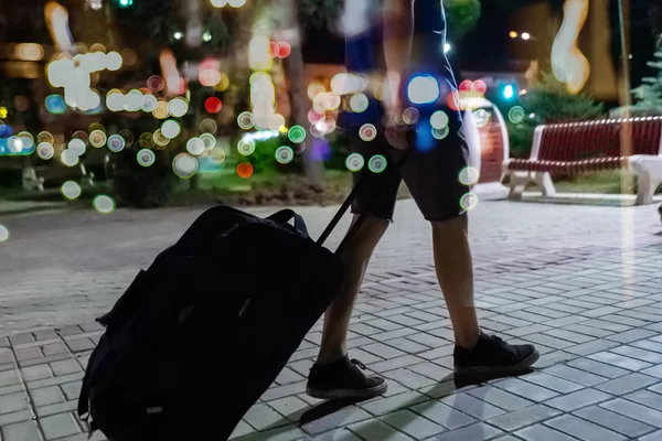 Jovem viajante que vai para a viagem de férias com bagagem de rodas à noite s — Fotografia de Stock