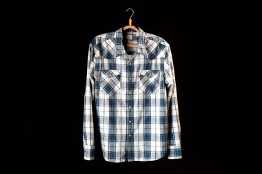 koyu bir arka plan mockup tasarımları uçan bir askı üzerinde rahat damalı gömlek