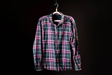 koyu bir arka plan mockup tasarımları uçan bir askı üzerinde rahat damalı gömlek