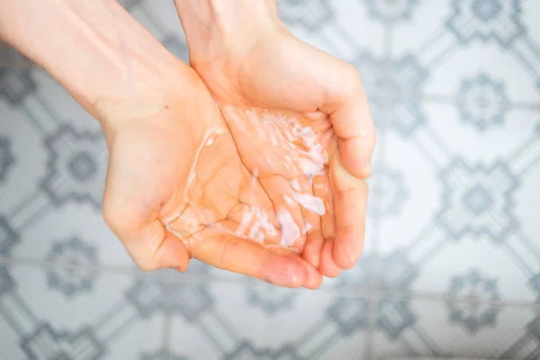 Schröpfende Hände mit reinem Wasser, Konzepte für ökologische natürliche Ressourcen — Stockfoto