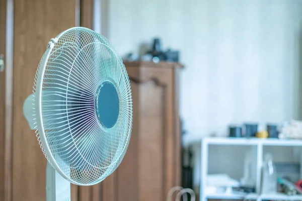 Fechar o refrigerador de ar elétrico em casa na sala — Fotografia de Stock