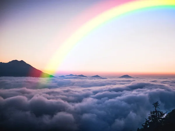 Erstaunliche Naturlandschaft nach dem Regen mit großem Regenbogen am Himmel — Stockfoto