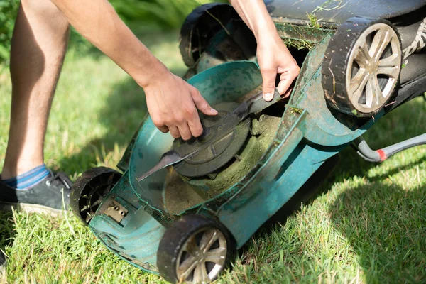 Tuinman repareert en repareert de grasmaaier in tuinen — Stockfoto