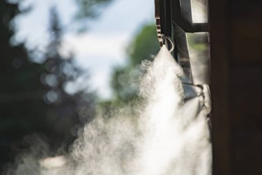 kaynayan sıcak yaz günlerinde bir kamu kafede soğutma için su püskürtme sistemi