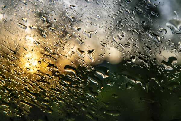 Macro shot van een water druppels op een venster na regenachtige dag, abstracte achtergrond en texturen — Stockfoto