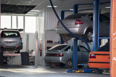 kırık otomobiller bir parça yerine bekleyen bir hidraulic jak üzerinde jacked