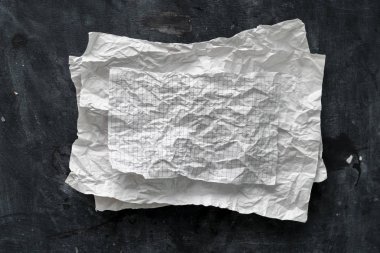 düz döşeme buruşturulmuş beyaz kağıt levha tablo, arka plan doku ve kopyalama alanları izole