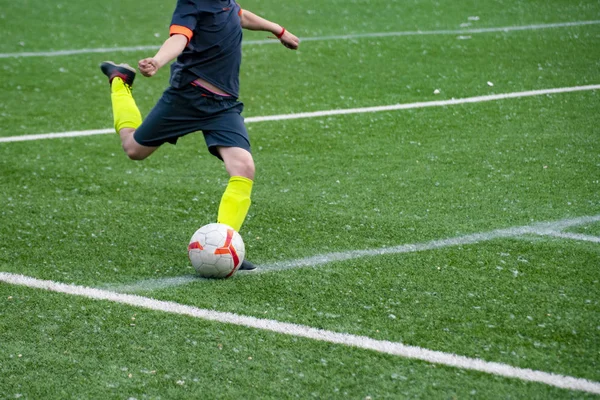 Mladý chlapec hraní fotbalového fotbalu, zdravý životní styl s úspěšnými termínovými obchody — Stock fotografie