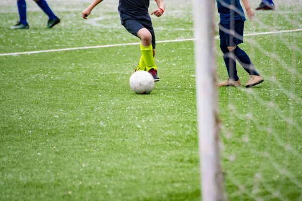 Enfants sur le match de football, académie de jeunes écoles de football — Photo